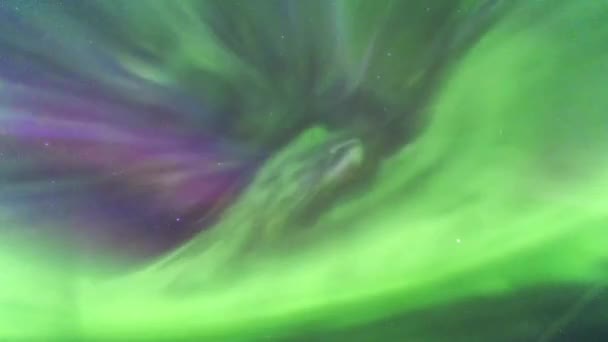 挪威冬季明亮的北方绿光照亮了漆黑的天空 — 图库视频影像