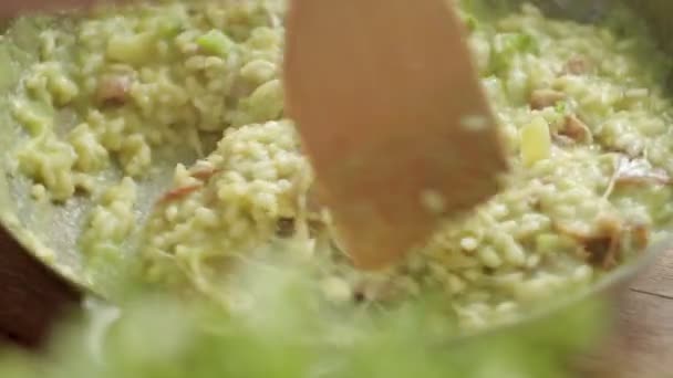 Cultivo Cocinero Anónimo Mezclando Risotto Recién Preparado Con Tocino Sartén — Vídeo de stock