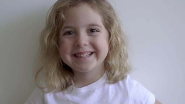 Retrato Una Linda Niña Rubia Sonriendo — Vídeos de Stock