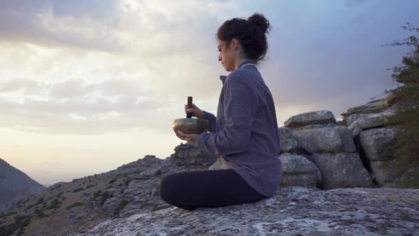 Низкий Угол Зрения Спокойную Женщину Сидящую Позе Падмасаны Чашей Пения — стоковое видео