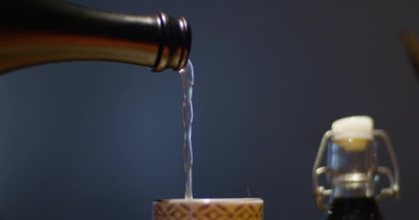 Наклоните Снимок Официанта Наливающего Сакэ Бутылки Керамическую Чашку Размытую Темную — стоковое видео