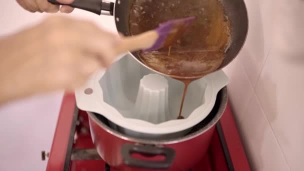 집에서 달콤한 디저트를 준비하는 밥솥에 냄비에 실리콘 케이크 금형에 커피를 — 비디오