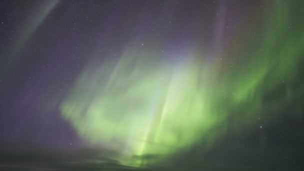 Baixo Paisagem Espetacular Luzes Verdes Norte Iluminando Céu Estrelado Escuro — Vídeo de Stock