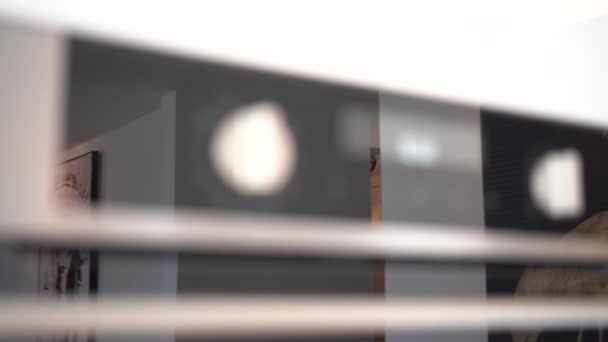 Ekranda Krom Elementlerde Göstergeler Bulunan Modern Fırının Detaylarını Aşağıdan Kapat — Stok video