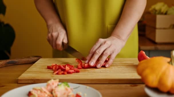 Tanımlanamayan Sarı Önlüklü Kadın Taze Kırmızı Dolmalık Biberi Keserken Masada — Stok video
