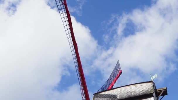 青空に向かって回転する古い木製風車の素晴らしい景色 — ストック動画