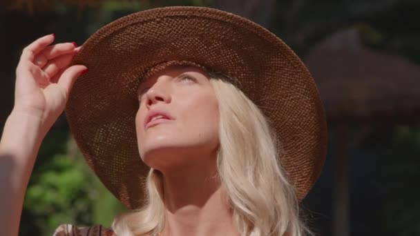 Ernsthafte Junge Blondhaarige Schlanke Touristin Berührt Einen Hut Während Sie — Stockvideo