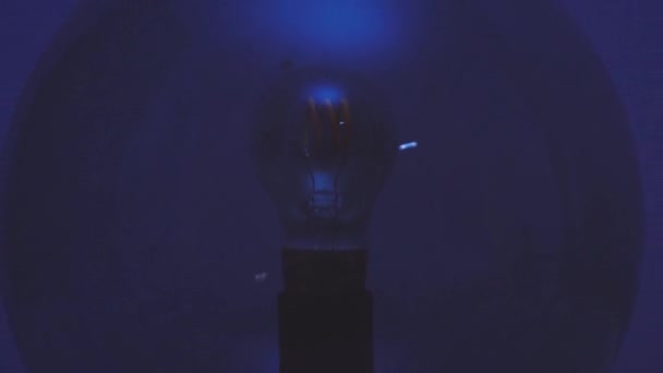 Lámpara Mesa Creativa Con Cúpula Vidrio Oscuro Habitación Azul Por — Vídeos de Stock