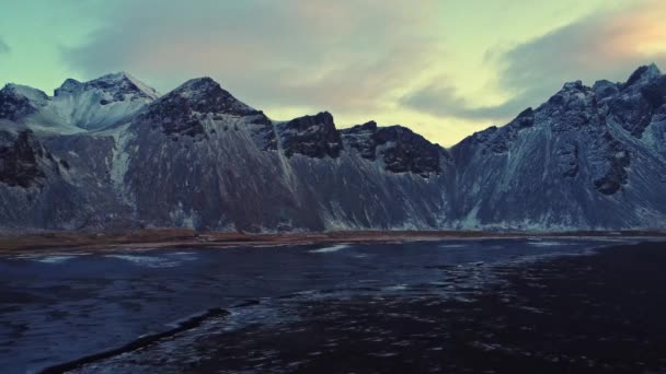 在冰岛 冬夜白云落日的天空映衬着雪山山脊的全景 — 图库视频影像