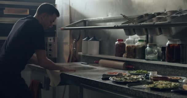 Вид Збоку Людини Розтягує Свіже Тісто Мармуровому Столі Готуючи Піцу — стокове відео