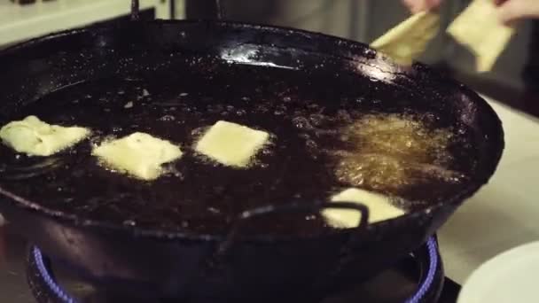 Ernte Bis Zur Unkenntlichkeit Weibliche Köchin Legt Teigstücke Kochendes Während — Stockvideo