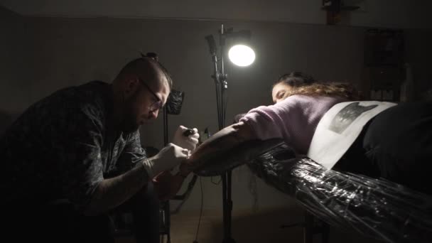 Tatuaje Artista Hacer Tatuaje Antebrazo Mujer Joven Estudio — Vídeo de stock