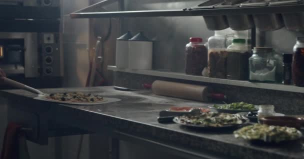 Beskuren Anonym Kock Med Metallspade Tar Traditionell Italiensk Pizza Beredd — Stockvideo