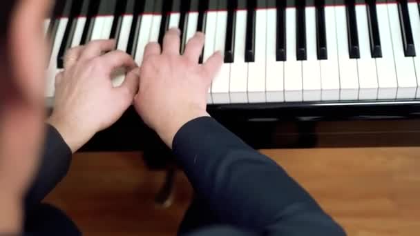 Man Speelt Piano Close — Stockvideo
