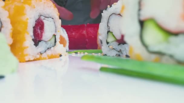 Zoom Vista Cocinero Anónimo Dividiendo Rollos Sushi Medio Frescos Mientras — Vídeos de Stock