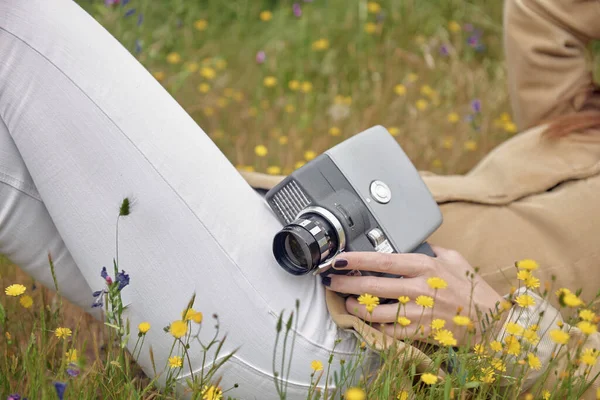 Nce Isimsiz Kot Pantolonlu Kadın Fotoğrafçının Renkli Çiçeklerle Çayırda Yatarken — Stok fotoğraf