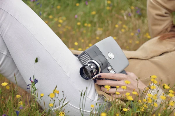 Sidovy Över Smal Anonym Kvinnlig Fotograf Jeans Täcka Ansiktet Med — Stockfoto