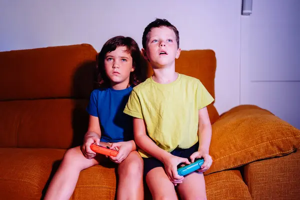 Fratelli Concentrati Con Pastiglie Gioco Che Giocano Videogioco Mentre Sono — Foto Stock