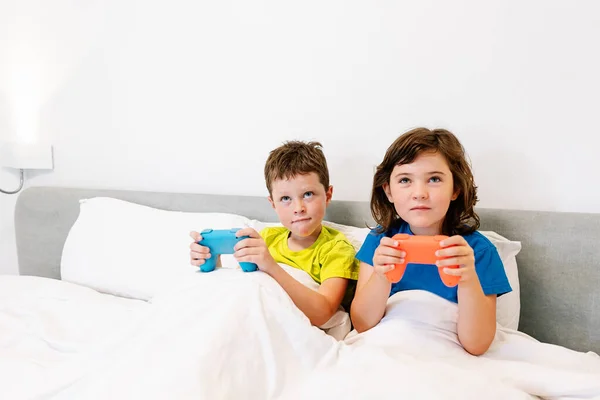Skupione Rodzeństwo Gamepads Gry Ciekawe Gry Wideo Siedząc Razem Wygodnym — Zdjęcie stockowe