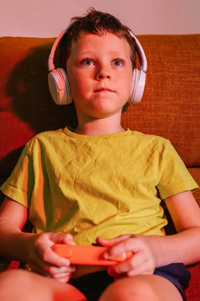 Garçon Concentré Dans Les Écouteurs Sans Fil Avec Manette Jeu — Photo