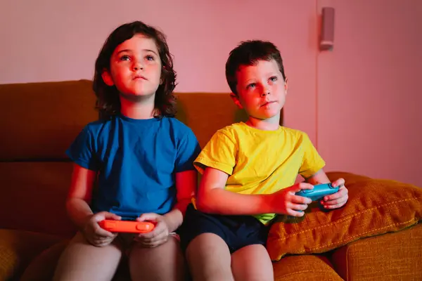 Fratelli Concentrati Con Pastiglie Gioco Che Giocano Videogioco Mentre Sono — Foto Stock