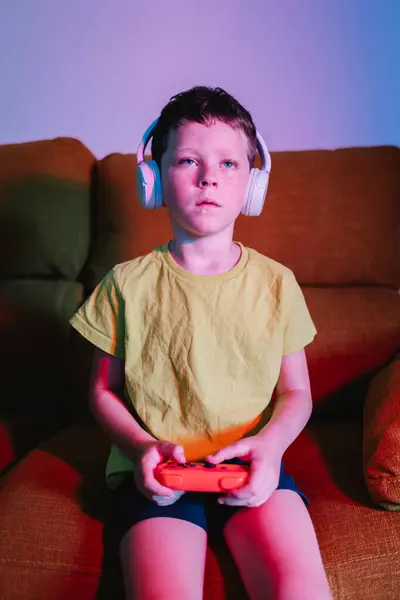 Oturma Odasındaki Kanepede Video Oyunu Oynarken Kulaklıklı Kablosuz Kulaklıklı Çocuk — Stok fotoğraf