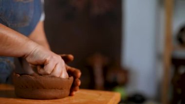 Çömlek sürahisinde kille sevişen bir kadının yakın çekim görüntüleri..