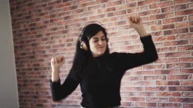 Kanepede dans eden kadın.