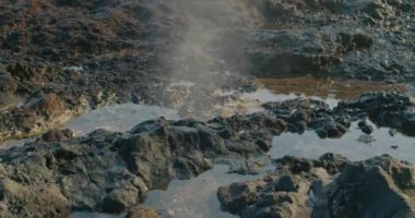 Güneşli Tenerife, Kanarya Adaları, İspanya 'da güneşli bir günde hava deliğinin açık mavi gökyüzüne püskürttüğü statik görüntü.