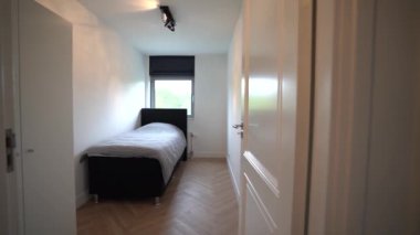 Modern dairede iki yatak odası ve küçük yataklar gösteren Dolly 'nin fotoğrafı.