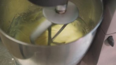 Fırının mutfağında hamur yoğuran çağdaş metal mikserinin yüksek açısı