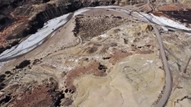 Güneşli bir günde Arizona 'da donmuş nehir ve yolların kaba yüzeyi ile Glen Kanyonu' nun manzaralı manzarası.