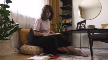 Günlük giysiler içinde genç bayan tasarımcı çalışıyor.