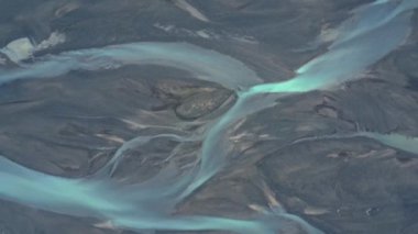 İzlanda 'nın kırsal kesimindeki vadide akan nehir haliçlerinin insansız hava aracı görüntüsünden.