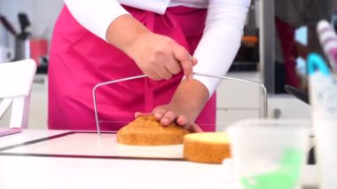 Pasta atölyesinde pasta yapan kadının yakın çekim görüntüleri.