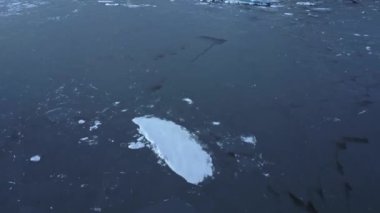 İzlanda 'daki Vatnajokull Ulusal Parkı' nda deniz yüzeyinde yüzen buzdağlarının manzarası.