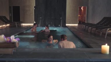 Spa merkezinde dinlenen çiftler