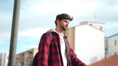 Sakallı erkek gezgin eski kasabanın kağıt haritasını incelerken taş gibi antik bir binanın yanında duruyor.