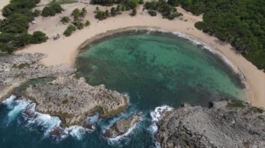 Manati 'nin kayalık kıyılarındaki kumlu tropik Playa Mar Chiquita plajının sonsuz mavi Atlantik Okyanusu manzarası