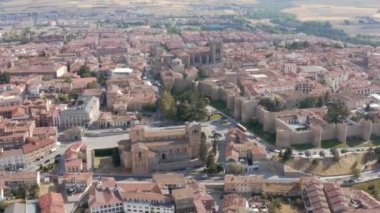 Yazın güneşli caddelerdeki tarihi evlerin ve sarayların insansız hava aracı manzarası yukarıdan bakıldığında