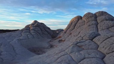Arizona 'daki Vermilion Cliffs Ulusal Anıtı' ndaki eşsiz kumtaşı beyaz cep alanının engebeli yüzeyinin insansız hava aracı görüntüsü.