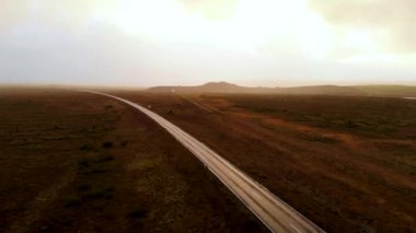 Doğadaki karayolunun havadan görünüşü