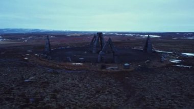 İzlanda 'nın soğuk kış gününde donmuş ovalarda bulunan ünlü Arktik Henge anıtının insansız hava aracı görüntüsü