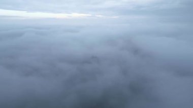 İspanya 'nın Toledo şehrinde sisli bir günde eski harap kale zirvesinin yavaş çekim drone görüntüsü.
