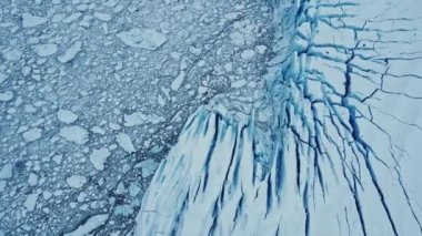 İzlanda 'da kışın çatlakları olan devasa Vatnajokull buzulunun dokulu kuru yüzeyinin üst görüntüsü