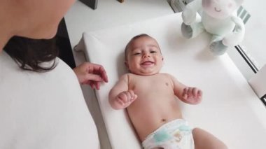 Neşeli anne ve küçük bebek evde