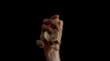 Pizza hazırlama sürecinin çekimlerini bir pizzacının mutfağında malzeme ve mutfak malzemeleriyle kapatın.