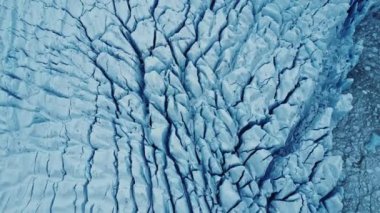 Vatnajokull Ulusal Parkı 'nda karla kaplı manzaralı dağ yamacı soyut bir arka plan olarak gösteriliyor.
