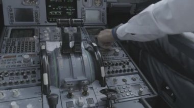 Kabinin içinden bak. Gerçek uçak, gündüz çekimleri.