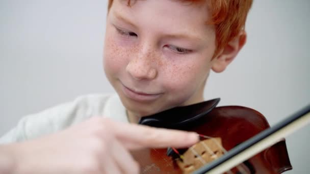 レッスン中にバイオリンを教える先生 — ストック動画